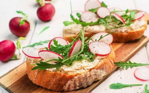 Брускетта с козьим сыром
