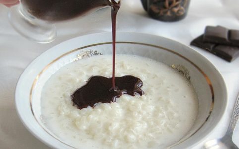 Рисовая каша с шоколадный соусом