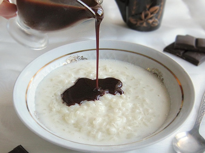 Рисовая каша с шоколадный соусом