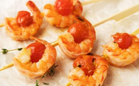 Шашлычки из креветок с овощами