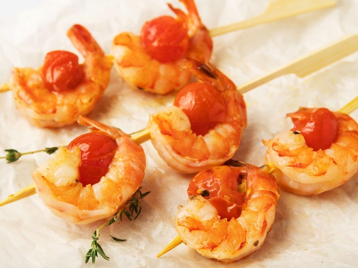 Шашлычки из креветок с овощами