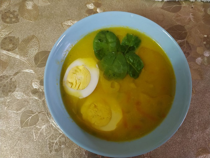 Минестроне с яйцами и песто