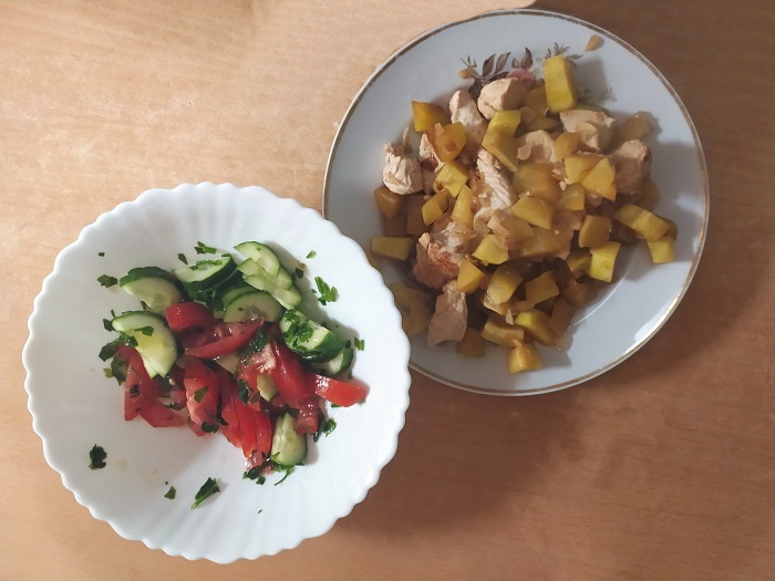 Курица с картофелем и салатом