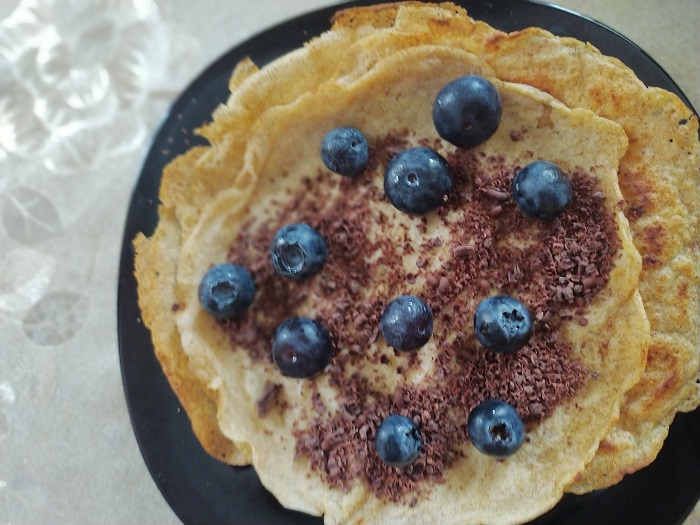 Блины с шоколадом и голубикой