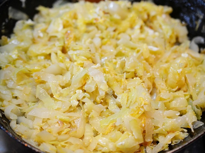 Тушеная капуста с яйцом