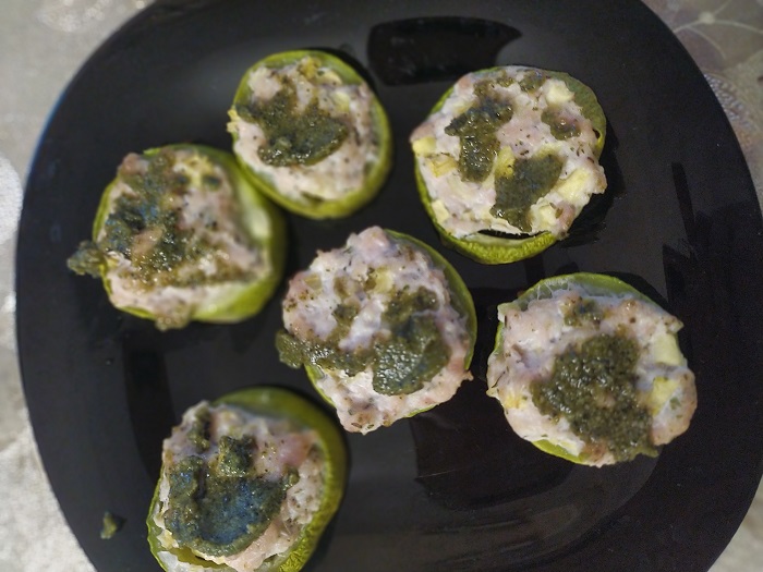 Фаршированные кабачки с соусом песто